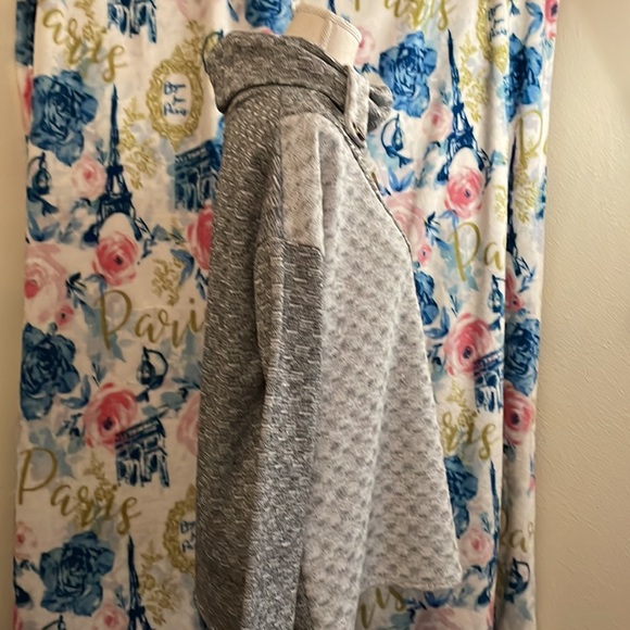 Ladies small sweater, so soft and brand new with Tags!🖤 - Picture 3 of 6